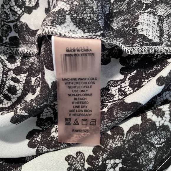 Women’s Vince Camuto cut out shoulder long sleeve B/W floral pattern top - Picture 9 of 10
